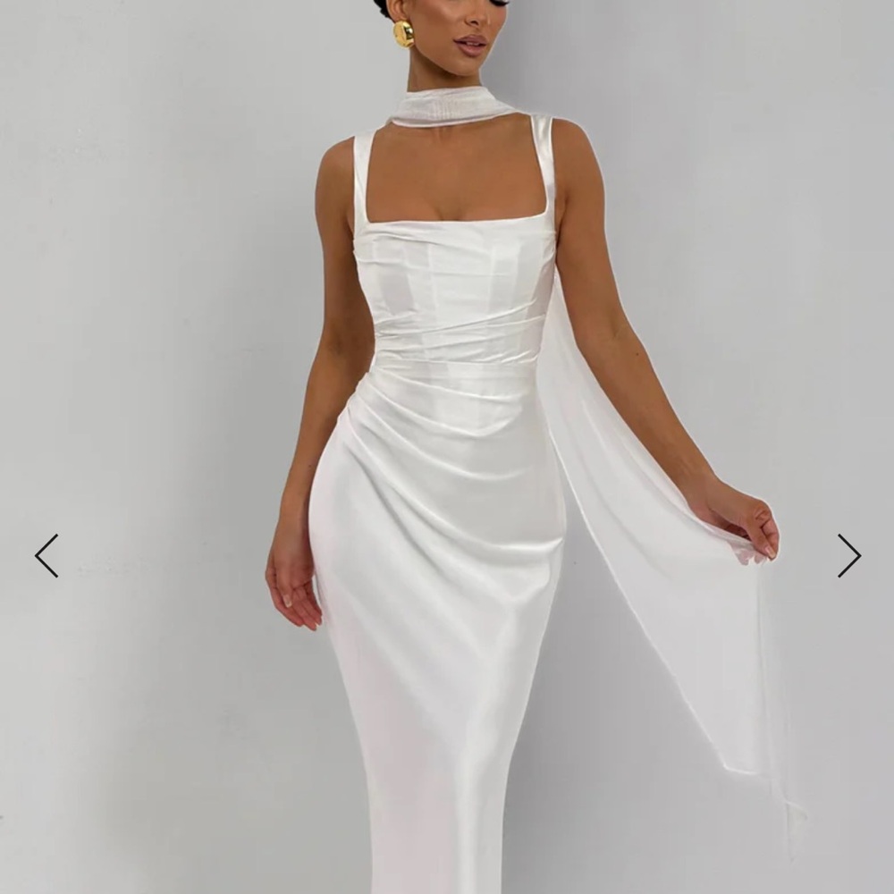 Elegant White Sleeveless Dress & Scarf - Picture 4 of 10